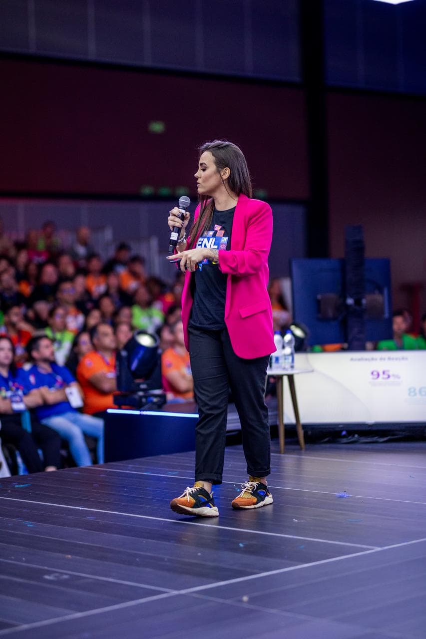 Mulher apresentando Legal Operations em evento